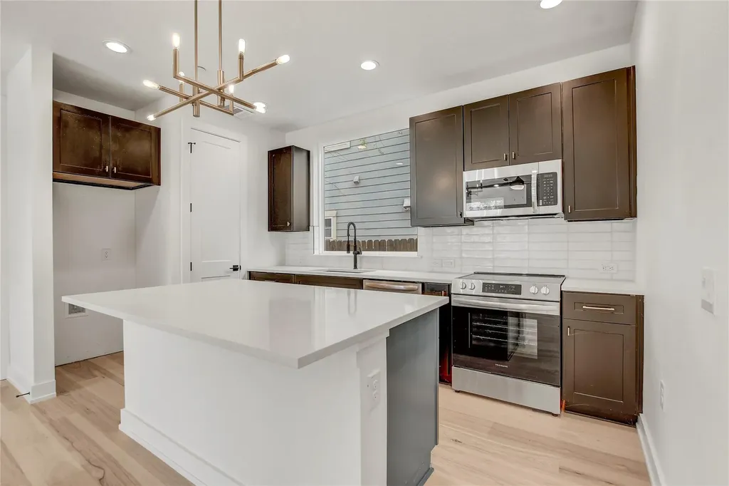 4127 E 12th Street Austin TX 78721