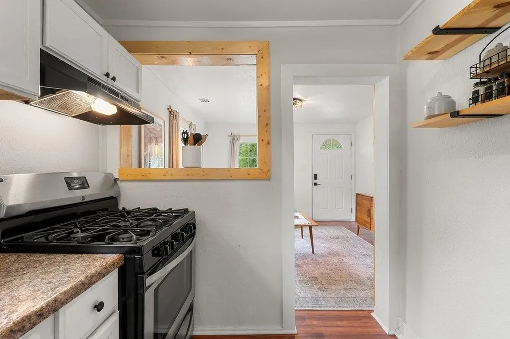 1909 College Row Austin TX 78702