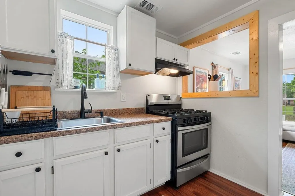 1909 College Row Austin TX 78702