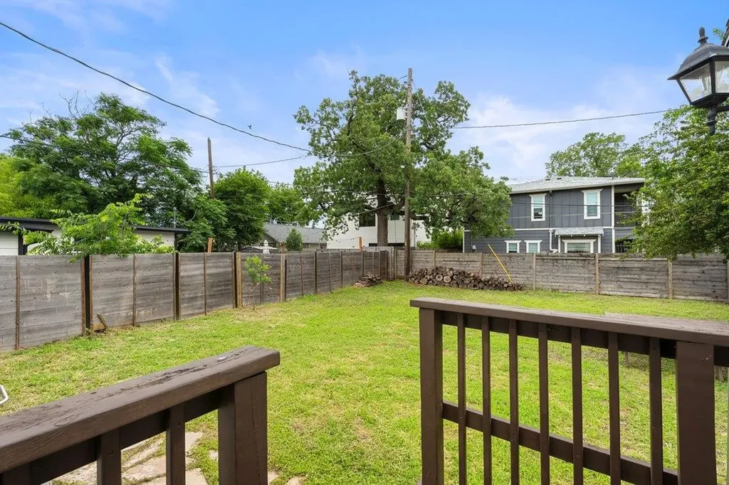 1909 College Row Austin TX 78702