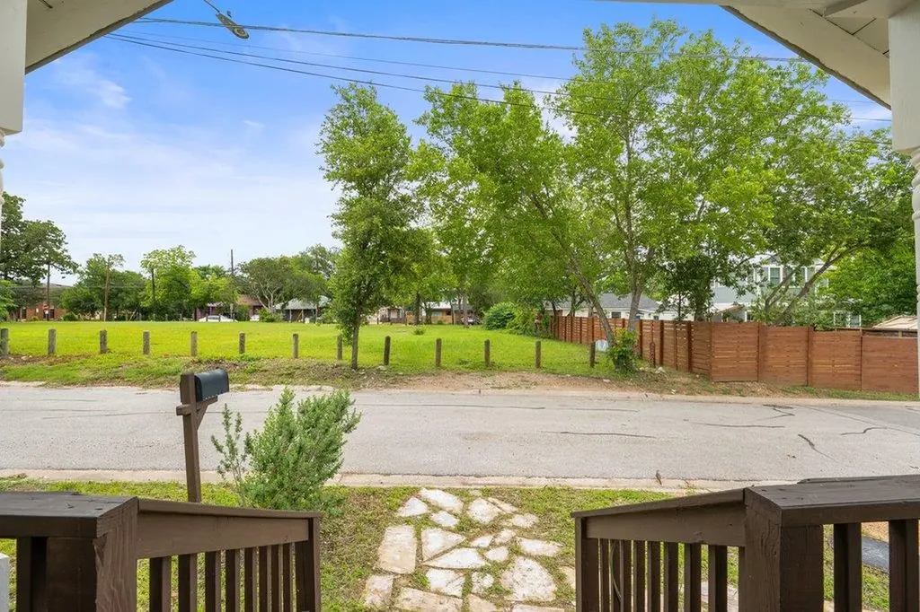 1909 College Row Austin TX 78702