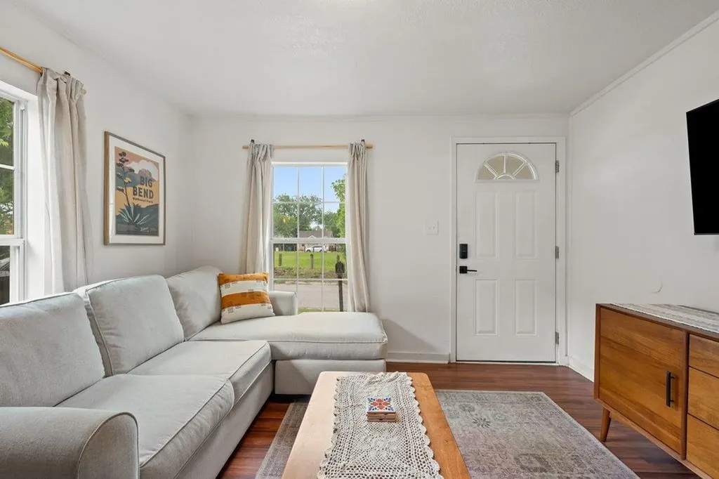1909 College Row Austin TX 78702