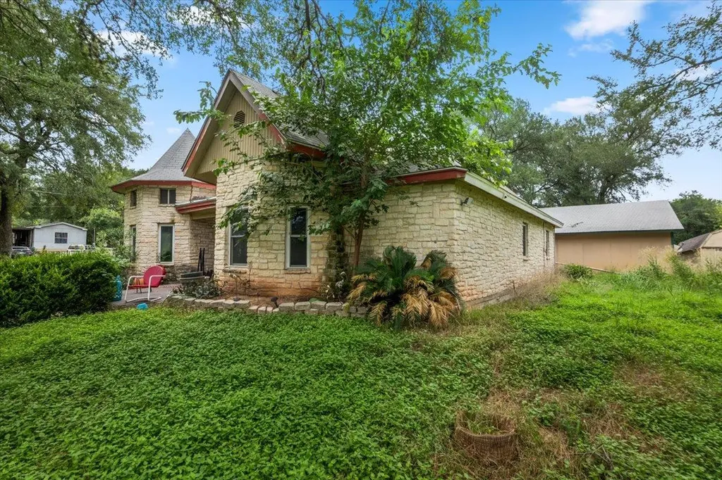 112 Rock Point Drive Del Valle TX 78617