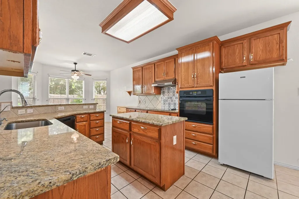 1689 Amberwood Loop Kyle TX 78640