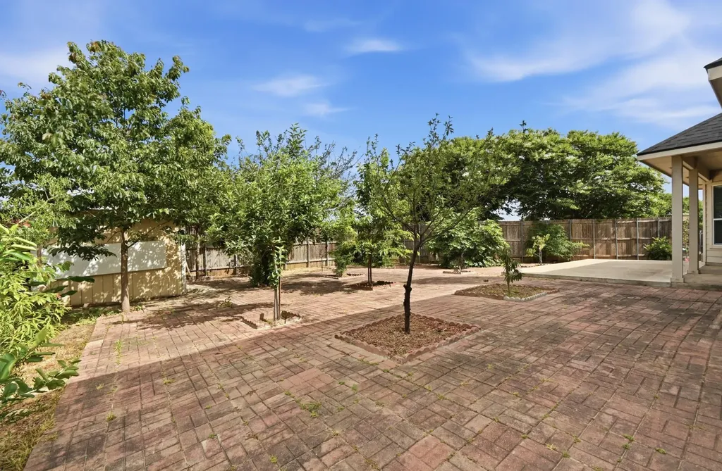 1689 Amberwood Loop Kyle TX 78640