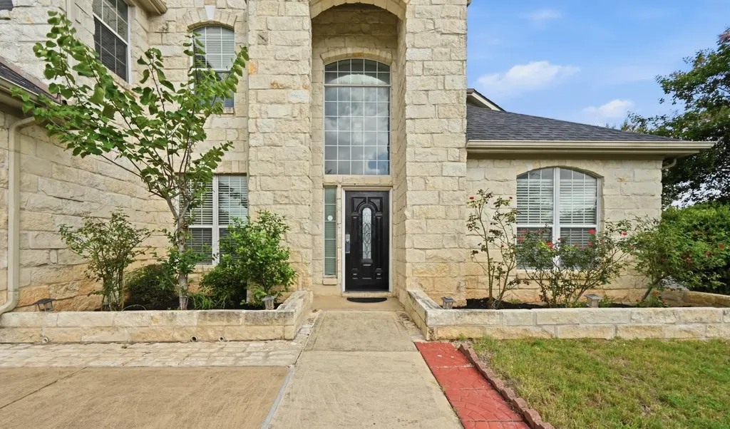 1689 Amberwood Loop Kyle TX 78640