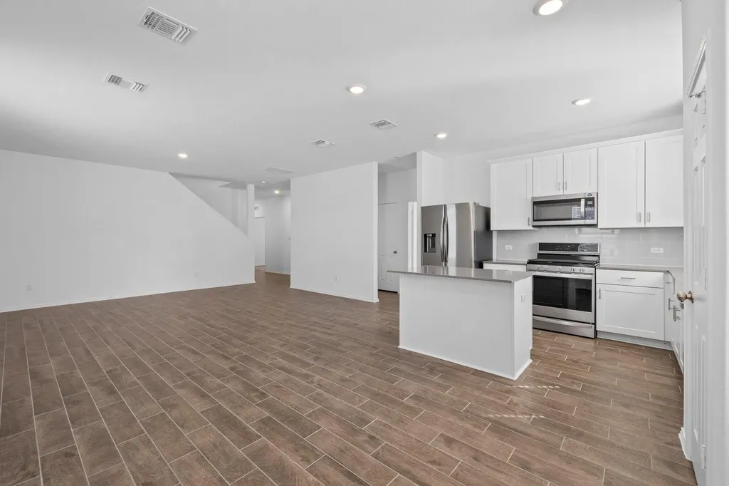 1605 Holly Lake Drive Leander TX 78641