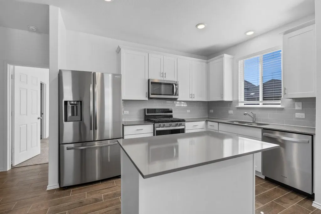 1605 Holly Lake Drive Leander TX 78641