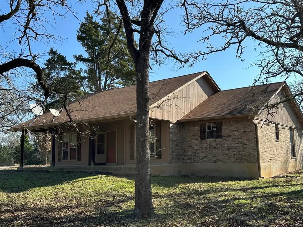 1047 Private Road 3022 Elgin TX 78621