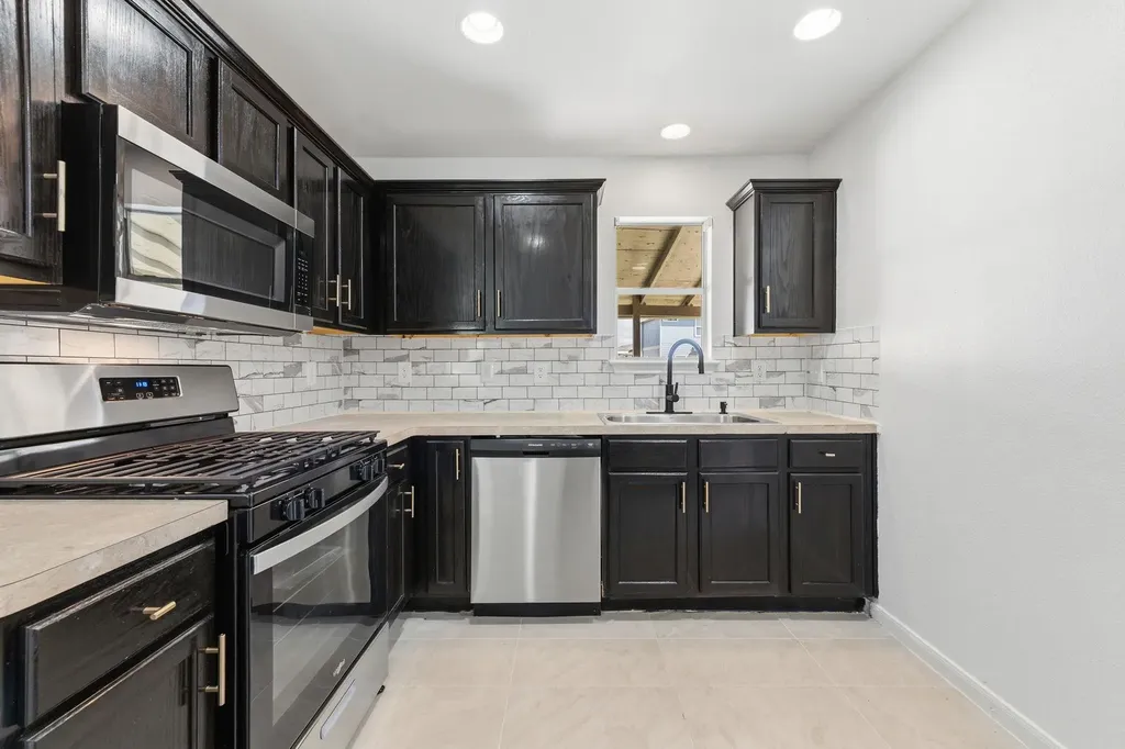 5008 Irvine Lane Del Valle TX 78617
