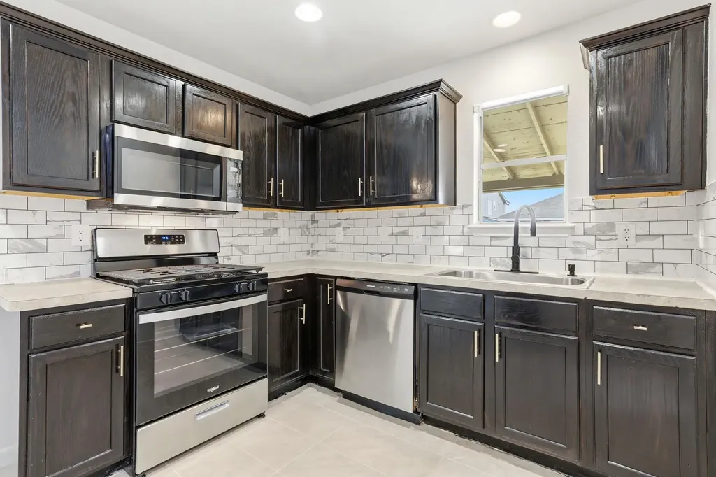 5008 Irvine Lane Del Valle TX 78617