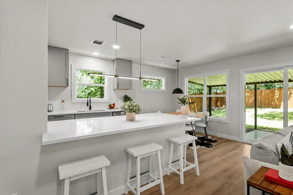 5204 Emerald Forest Drive Austin TX 78745