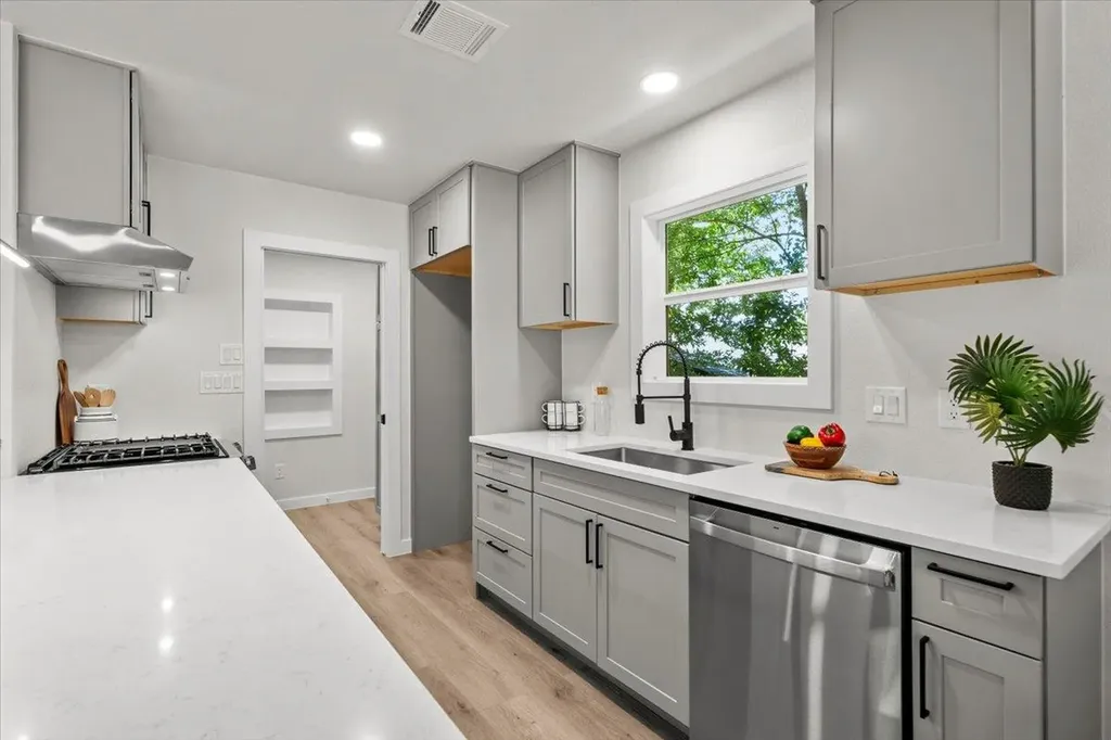 5204 Emerald Forest Drive Austin TX 78745