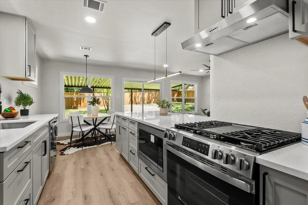 5204 Emerald Forest Drive Austin TX 78745