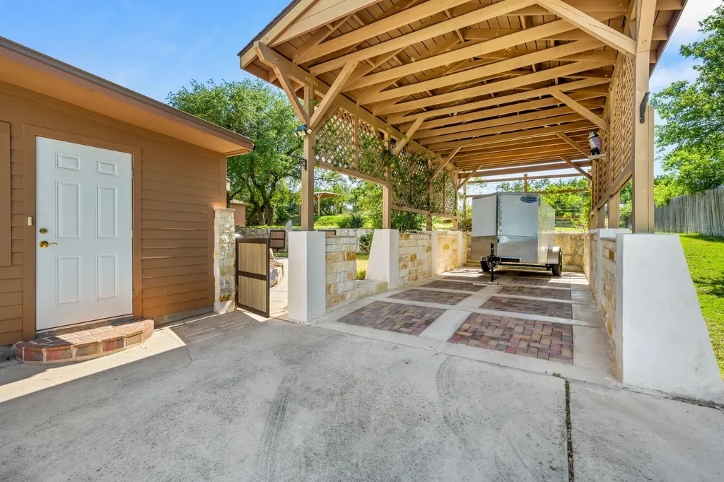 509 Meadow Oaks Drive Dripping Springs TX 78620