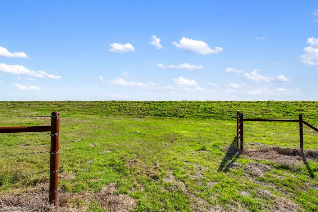 700 County Road 466 Elgin TX 78621