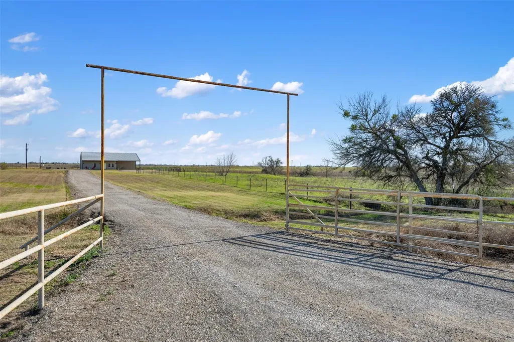 700 County Road 466 Elgin TX 78621
