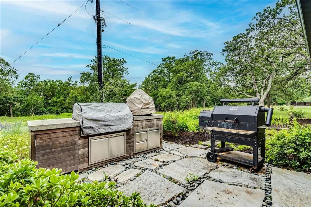 160 Shady Oaks Drive Dale TX 78616