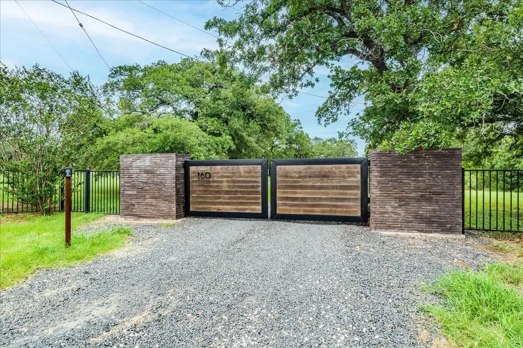160 Shady Oaks Drive Dale TX 78616