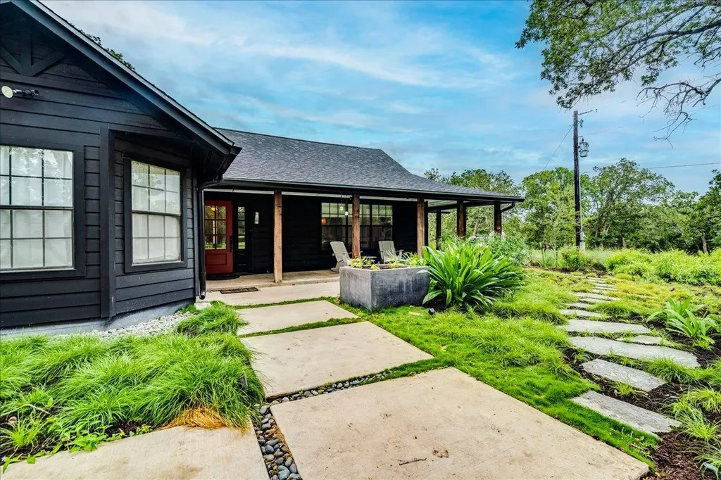 160 Shady Oaks Drive Dale TX 78616