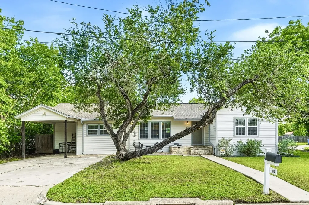 1104 W 7th Street Taylor TX 76574