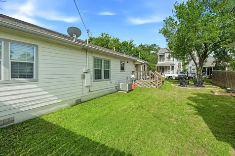 1104 W 7th Street Taylor TX 76574