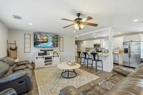 1104 W 7th Street Taylor TX 76574