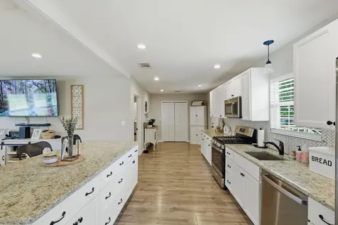 1104 W 7th Street Taylor TX 76574