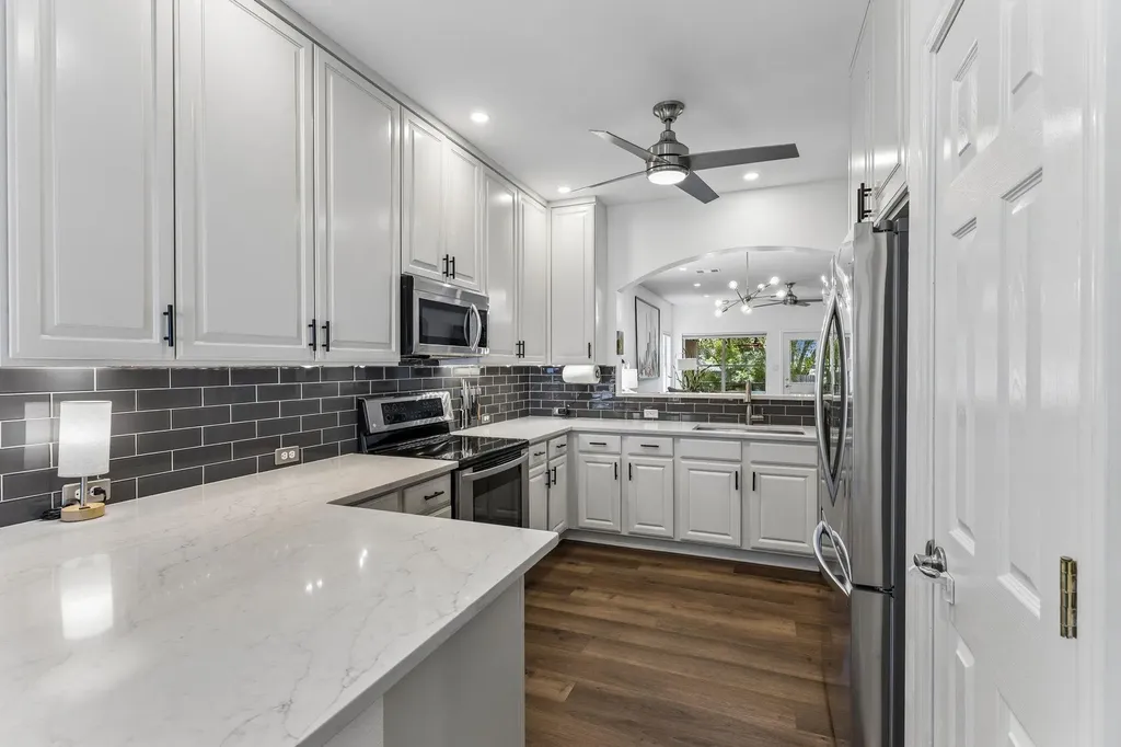 8702 Meridian Oak Lane Austin TX 78744