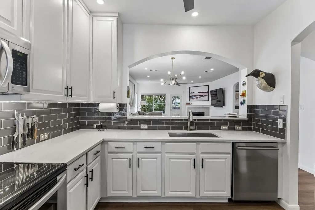 8702 Meridian Oak Lane Austin TX 78744