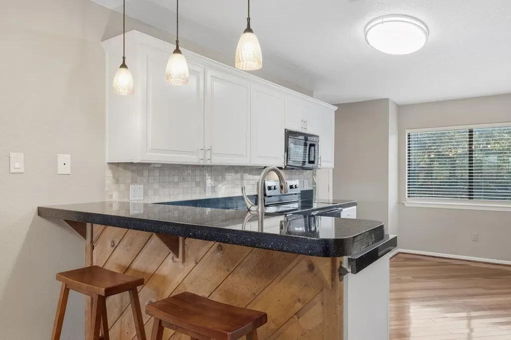 340 Harbor Drive Spicewood TX 78669