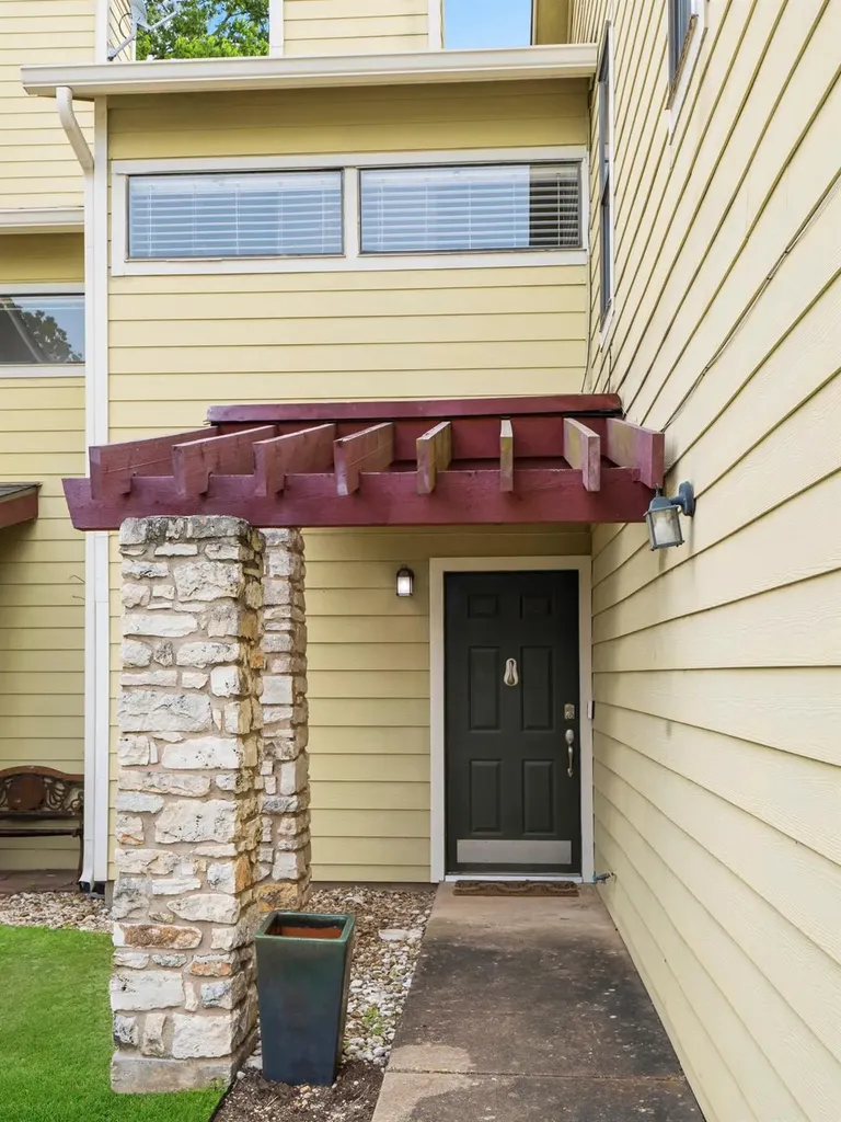 512 Eberhart Lane Austin TX 78745