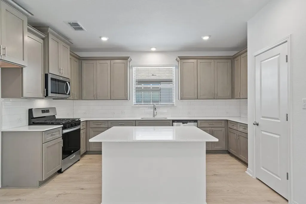 424 Treadwell Lane Kyle TX 78640