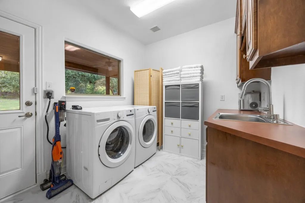447 Miss Donna Lane Dripping Springs TX 78620