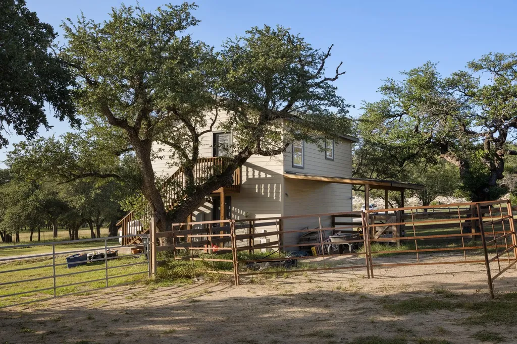 447 Miss Donna Lane Dripping Springs TX 78620