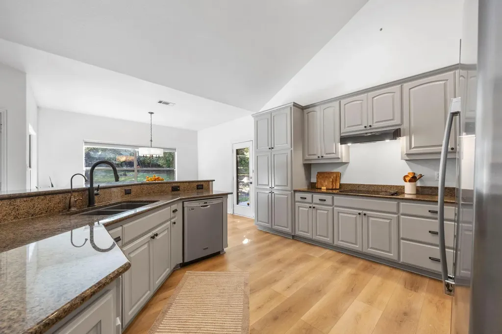 447 Miss Donna Lane Dripping Springs TX 78620