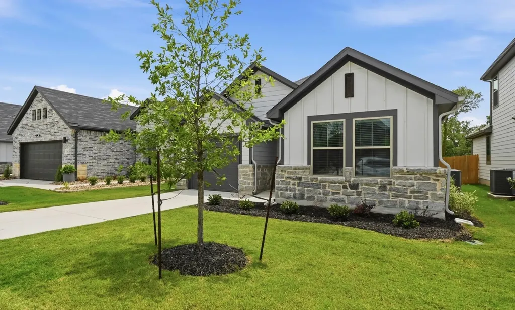 332 Bendecido Loop Elgin TX 78621