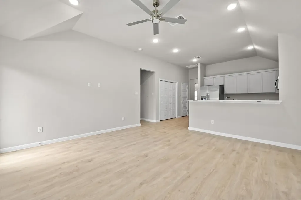 332 Bendecido Loop Elgin TX 78621