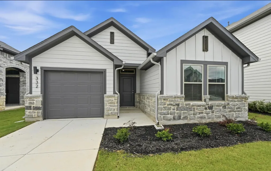 332 Bendecido Loop Elgin TX 78621