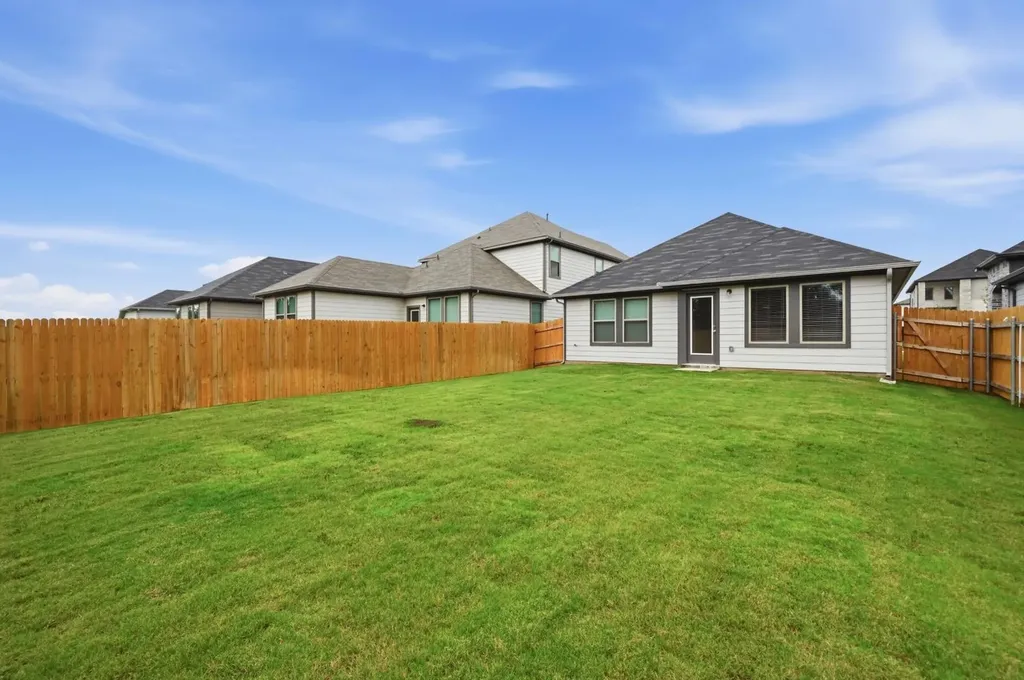 332 Bendecido Loop Elgin TX 78621