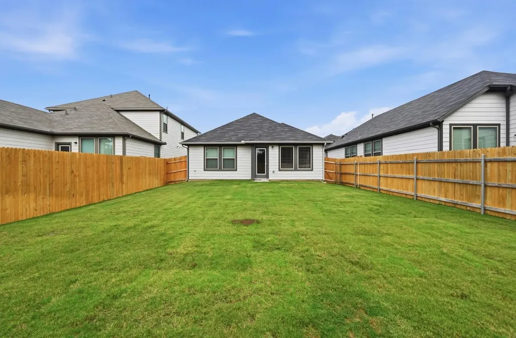 332 Bendecido Loop Elgin TX 78621