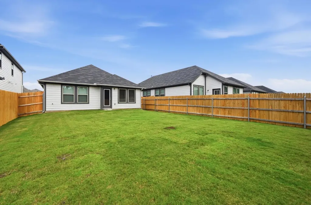 332 Bendecido Loop Elgin TX 78621