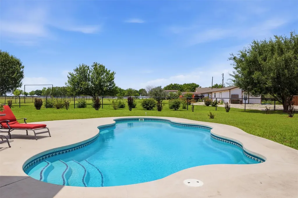 339 County Road 368 Taylor TX 76574