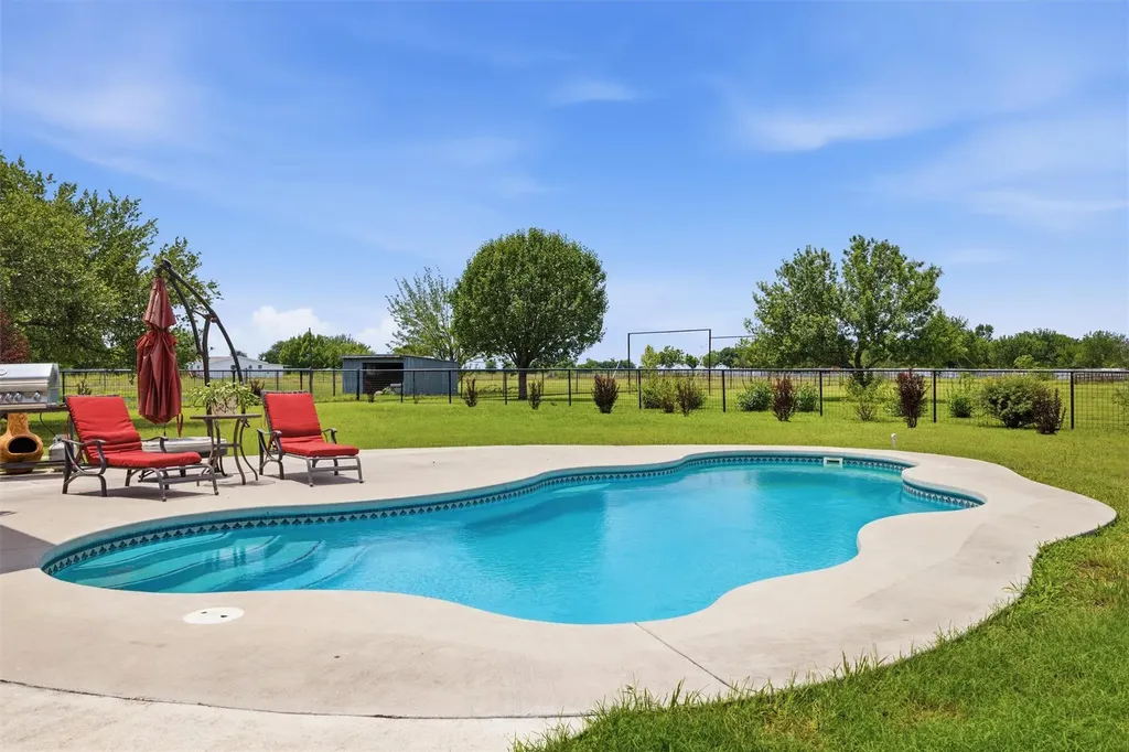 339 County Road 368 Taylor TX 76574