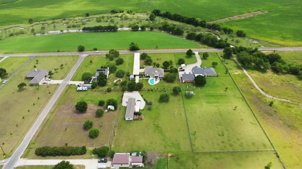 339 County Road 368 Taylor TX 76574
