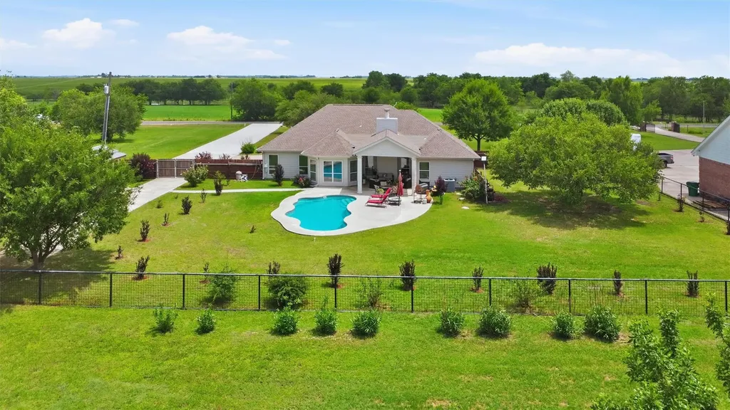 339 County Road 368 Taylor TX 76574