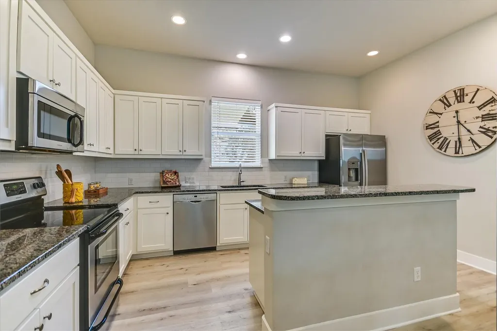 207 Fairlake Circle Lakeway TX 78734
