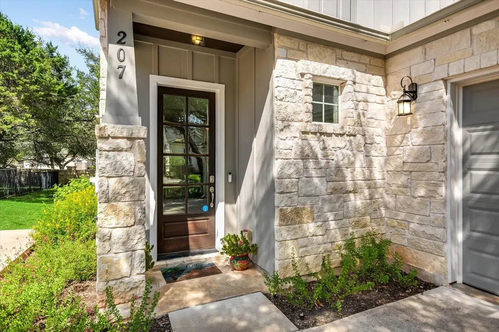 207 Fairlake Circle Lakeway TX 78734