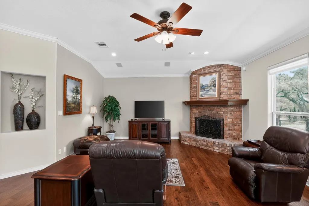 104 Lakewood Trail Leander TX 78641
