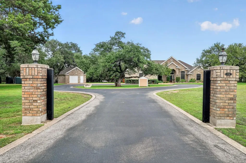 104 Lakewood Trail Leander TX 78641